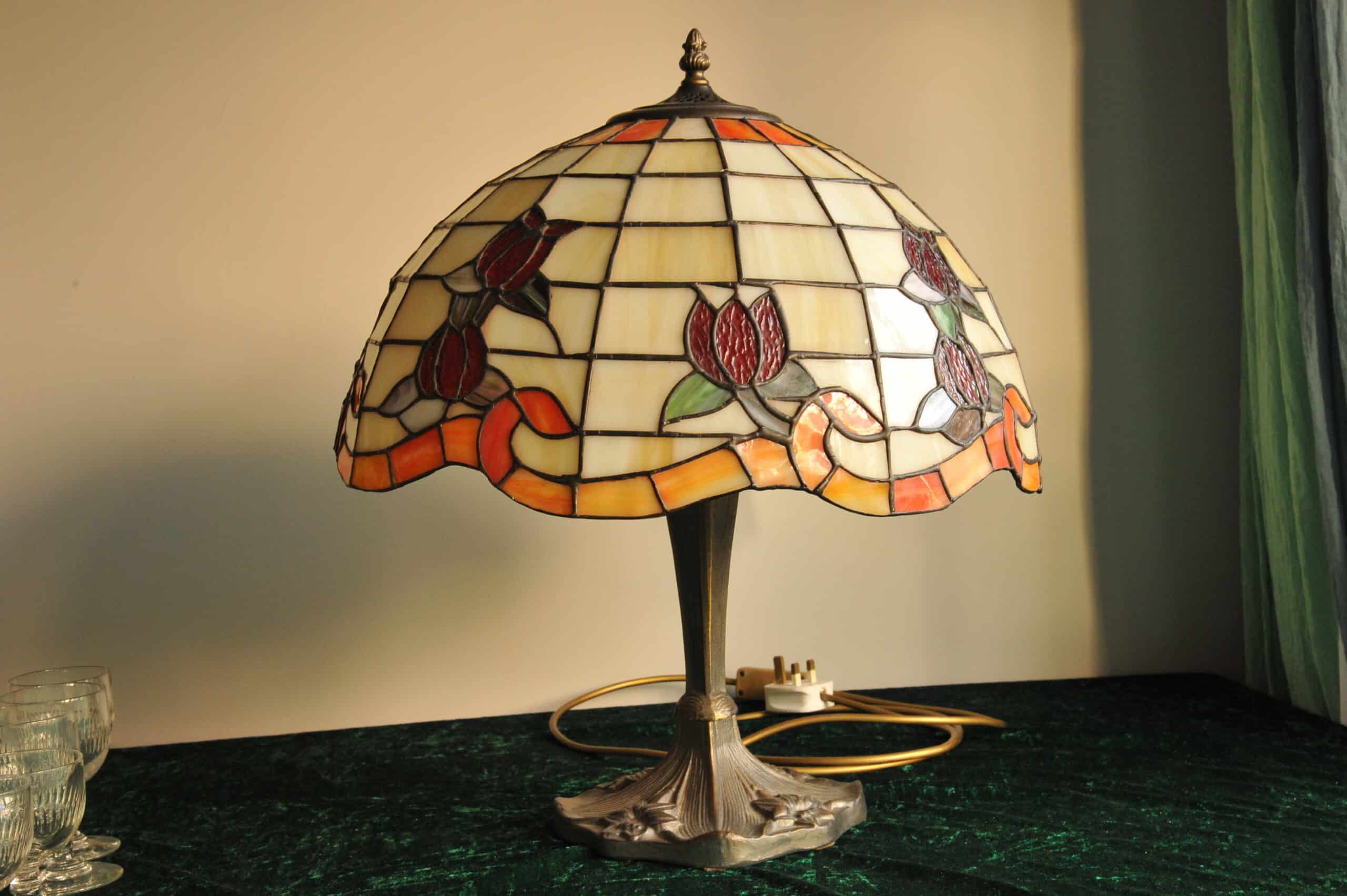 lovely large vintage tiffany style glass table lamp