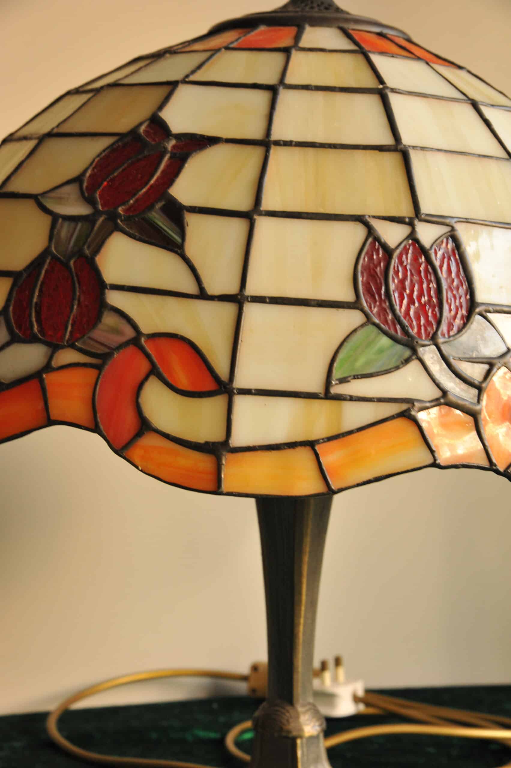 lovely large vintage tiffany style glass table lamp