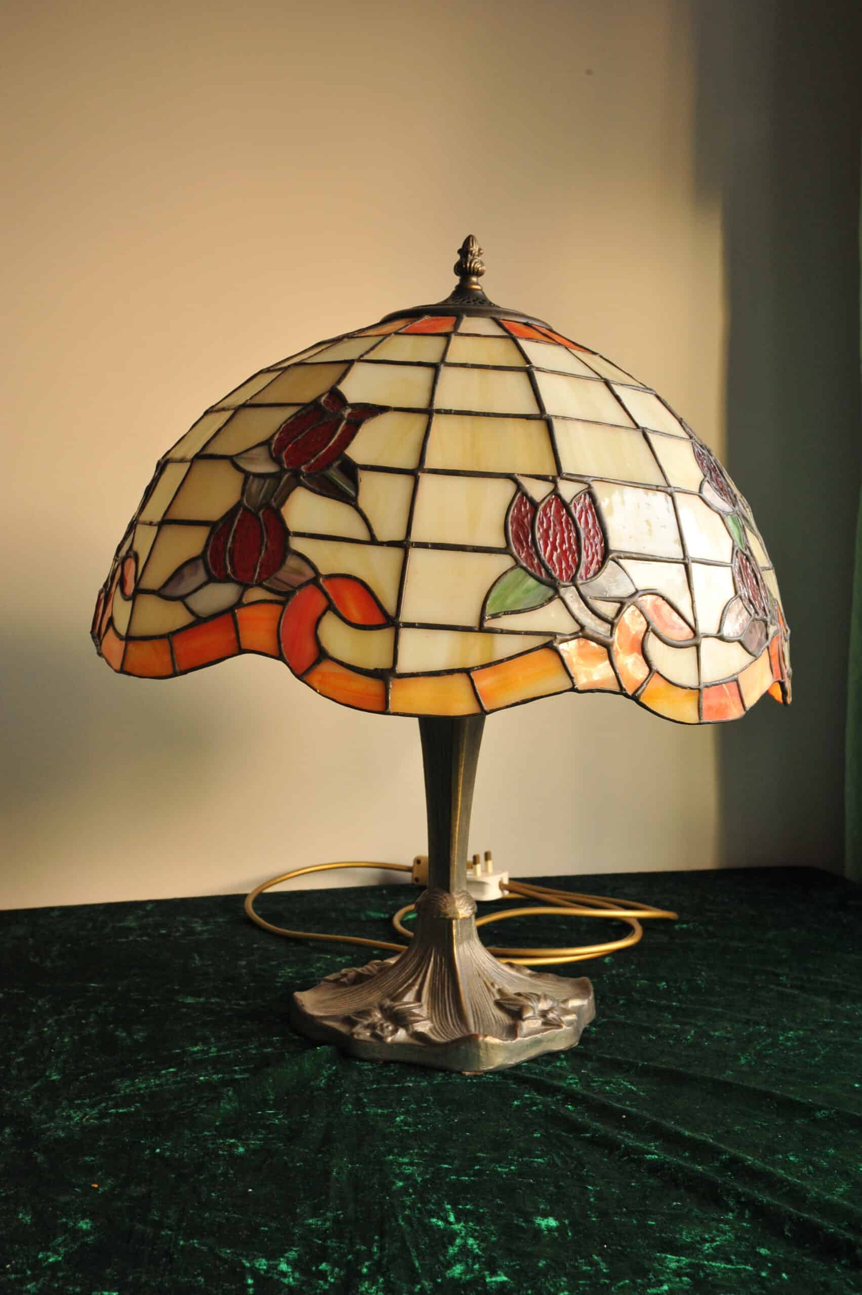 lovely large vintage tiffany style glass table lamp