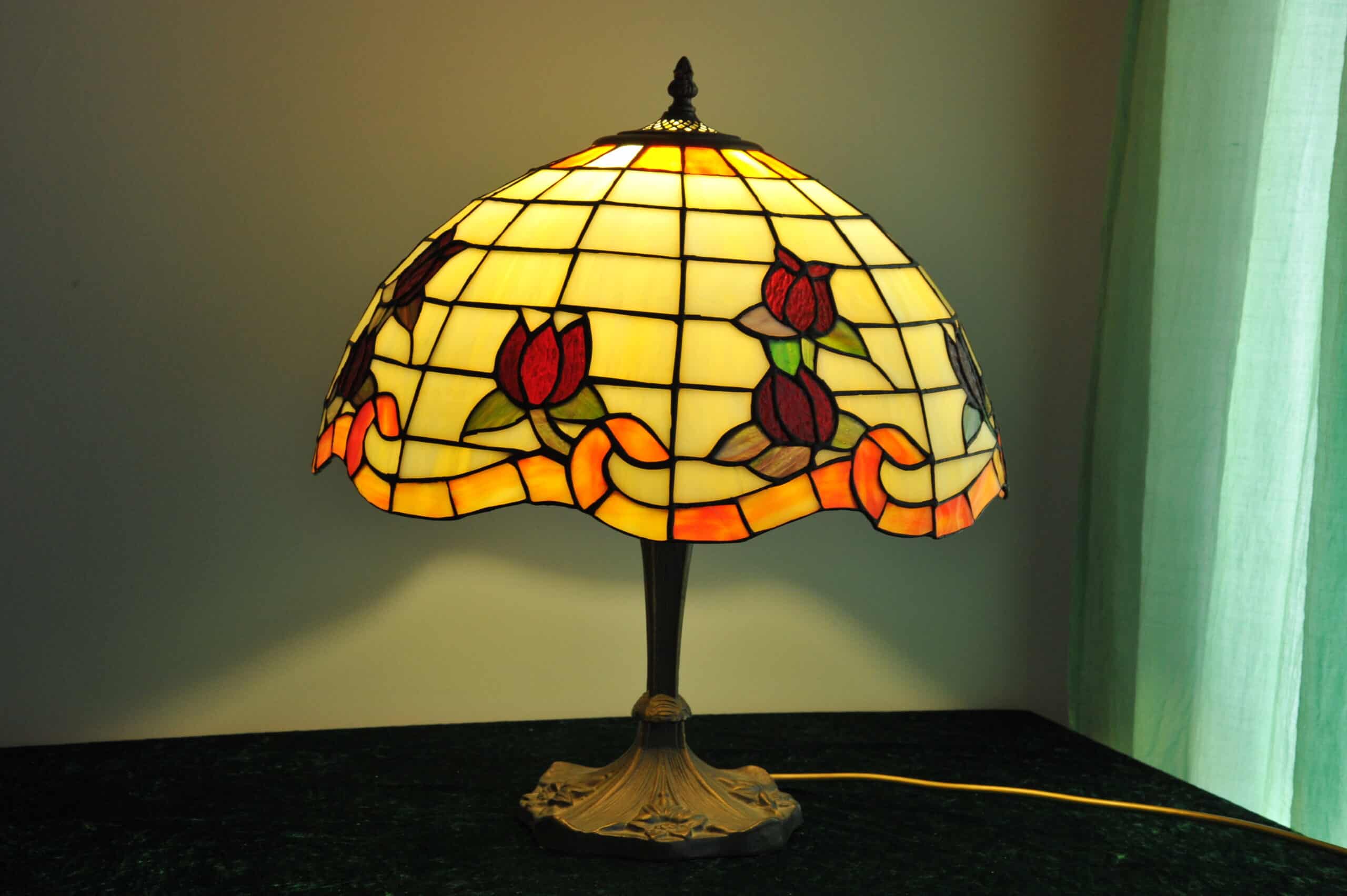 lovely large vintage tiffany style glass table lamp